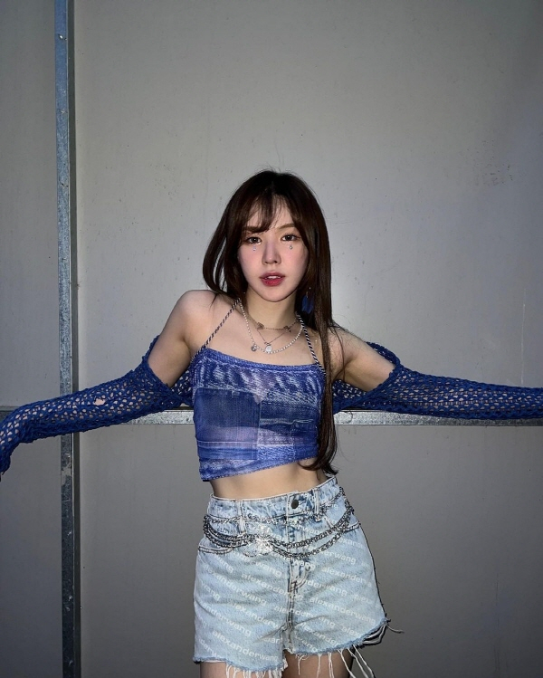 레드벨벳 웬디, 시스루 크롭톱 입고 선명한 복근 공개