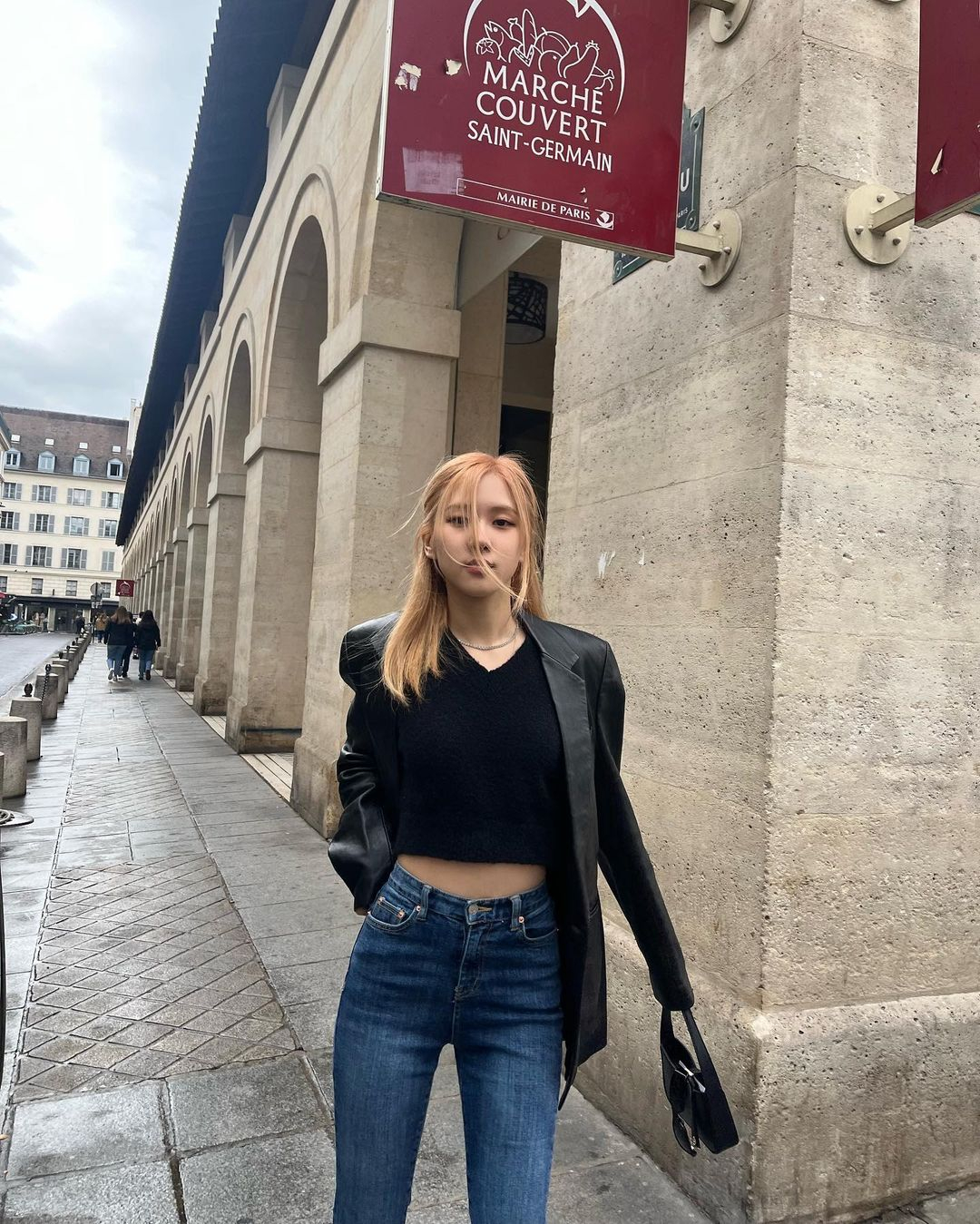 블랙핑크 로제, 파리서 부츠컷 청바지 자태…시선 올킬