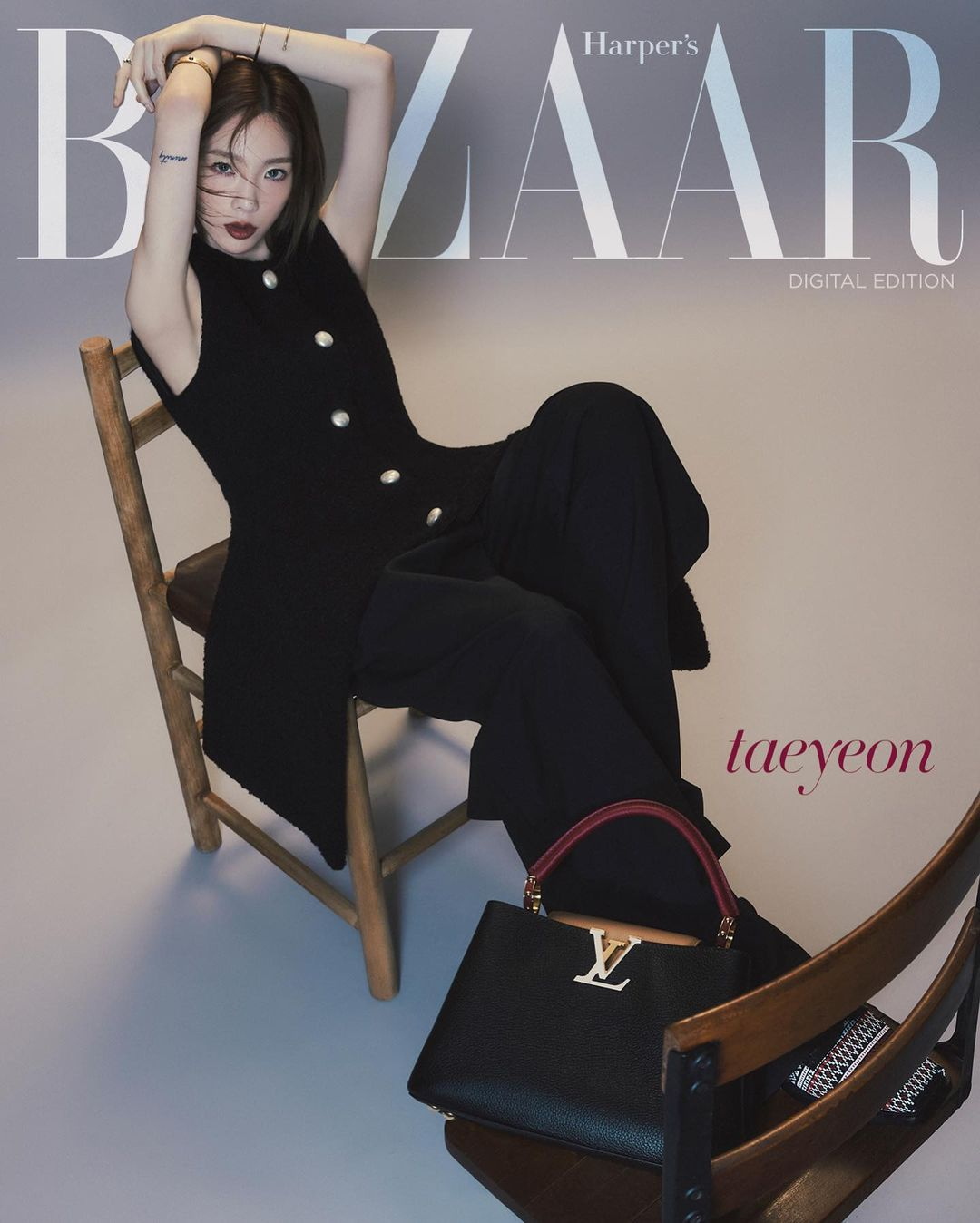 [★화보] 태연, 짙은 립스틱+시크한 프레피 룩…낯선 아름다움