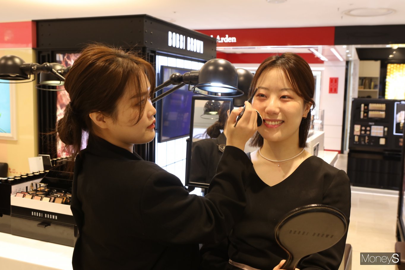 [머니S포토]롯데百광주점 나만의 메이크업 뷰티살롱 예약하세요