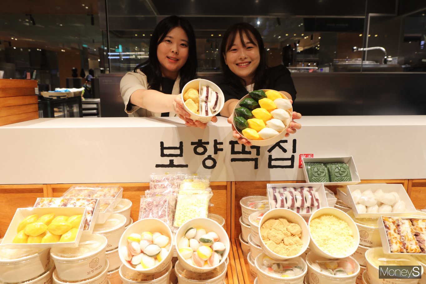 [머니S포토]롯데百광주점, 지역 맛집 보향떡집 신규 오픈
