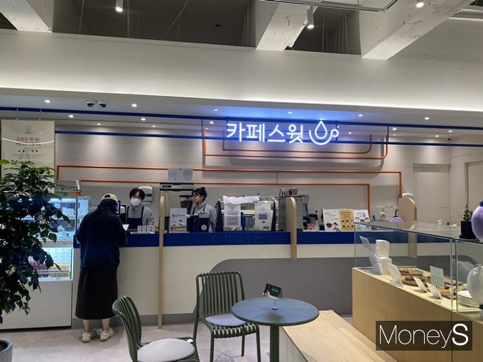 [르포] 열기 뜨겁네 청각장애인이 커피 건네는 신한 카페스윗