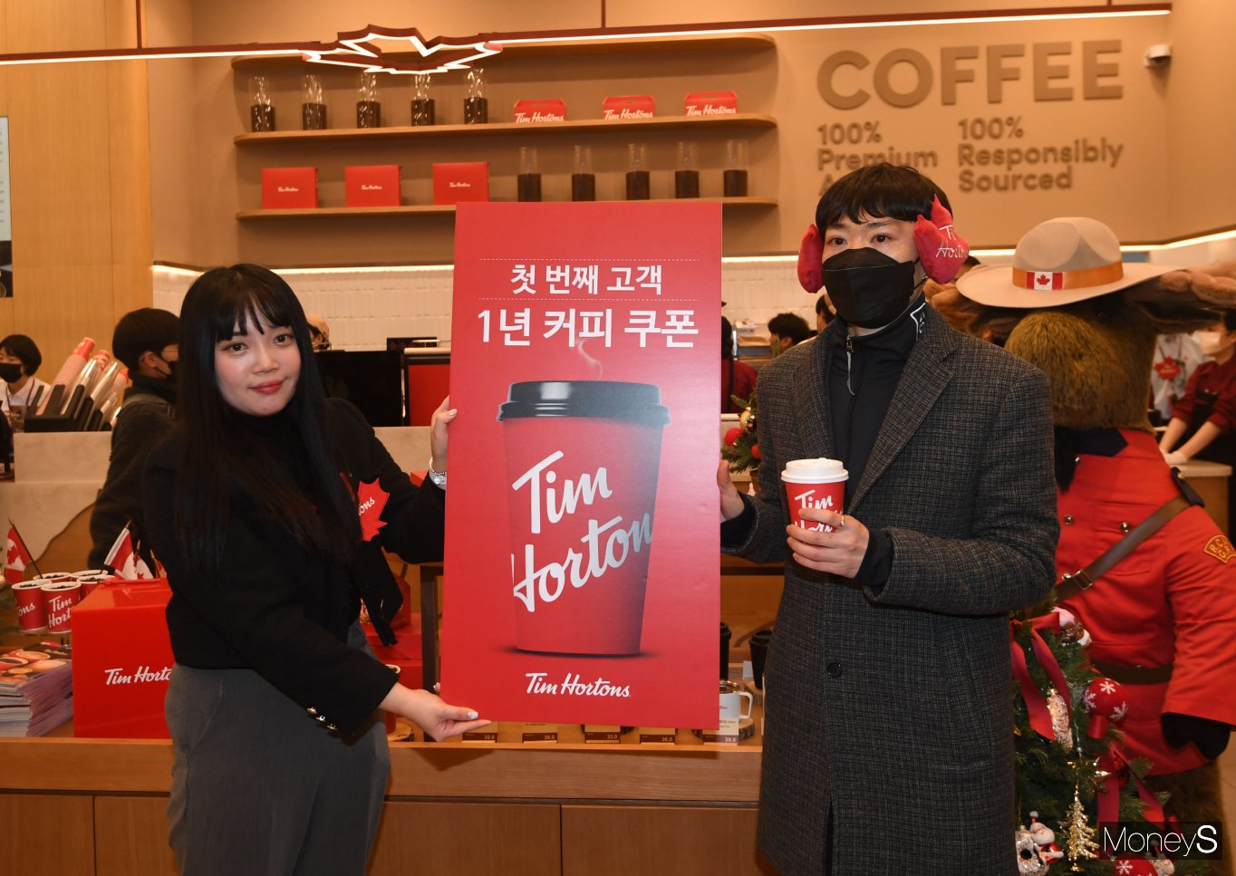 [머니S포토] 첫 번째 고객 팀홀튼 1년 커피 쿠폰