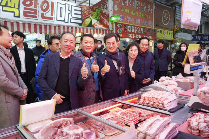 [머니S포토] 김동연 지사, 오색시장 찾아 상인 민심 청취