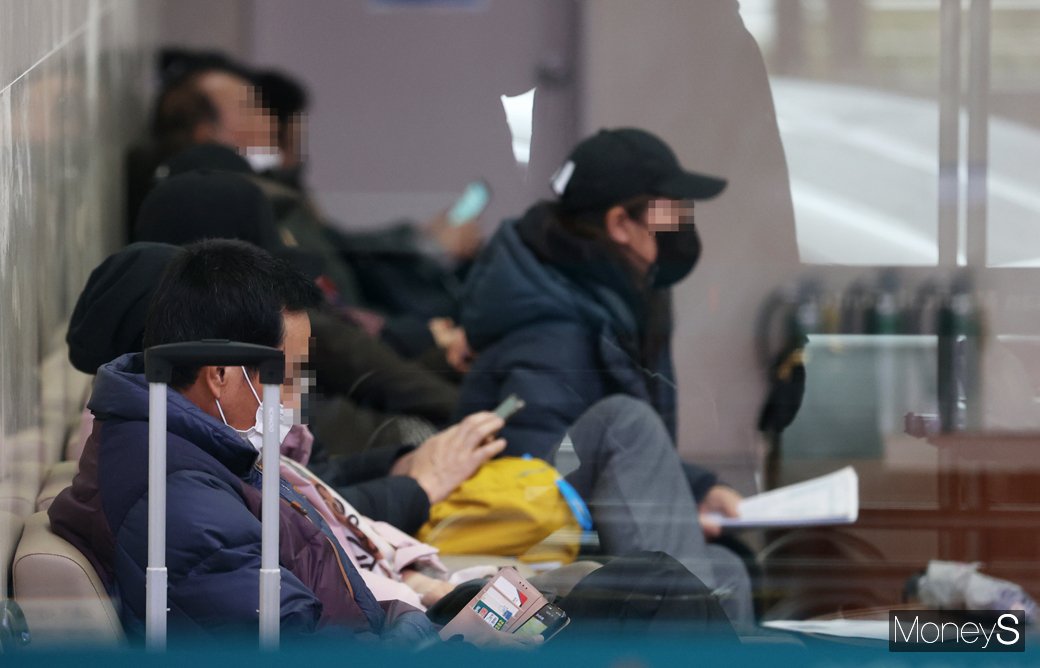 [머니S포토] 진료 대기중인 환자·보호자