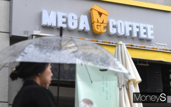 메가커피와 스타벅스 사이?… 갈 길 잃은 이디야커피