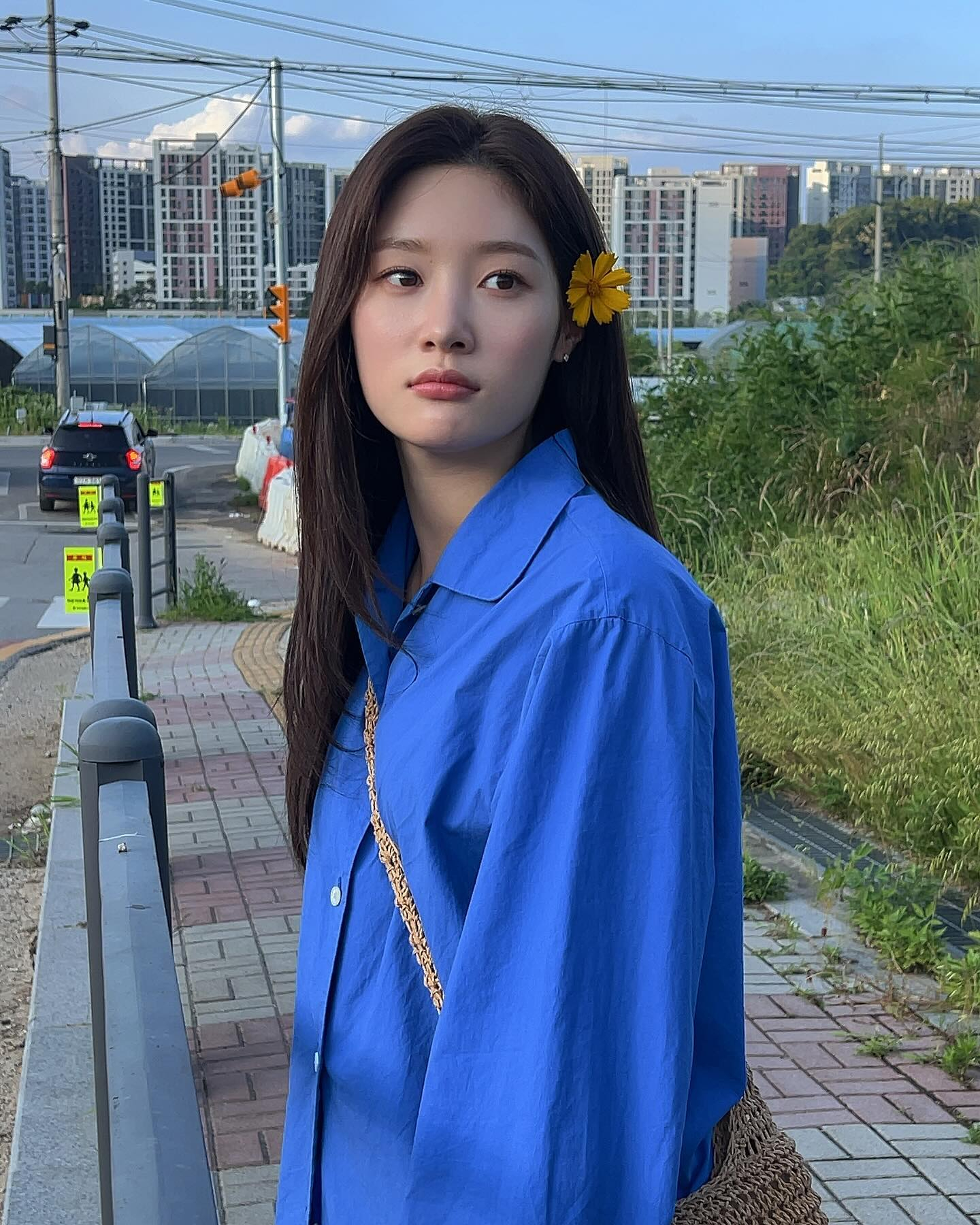 정채연, 블루 셔츠룩…청량한 꽃미모