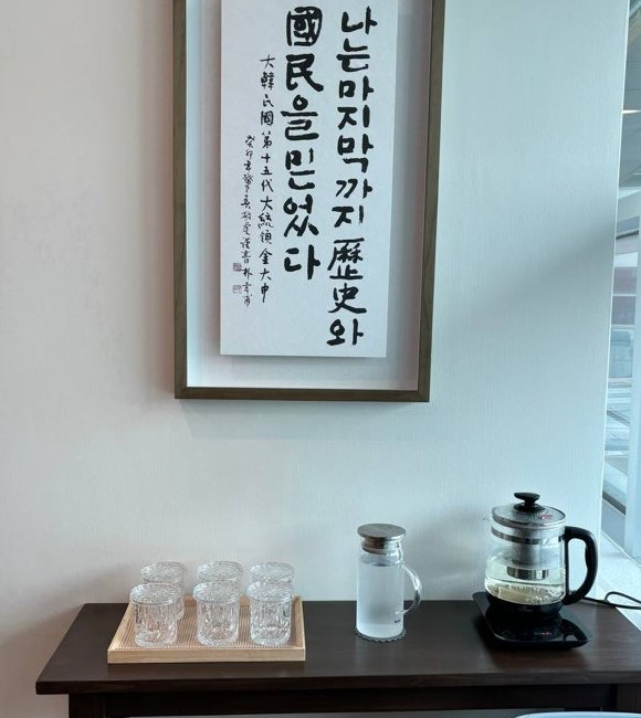 김동연 지사 집무실 여섯 개 유리 찻잔 의미는?