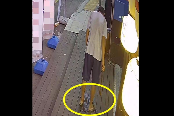 얼마나 급했으면… 가게 앞에서 바지 입고 소변 본 남성
