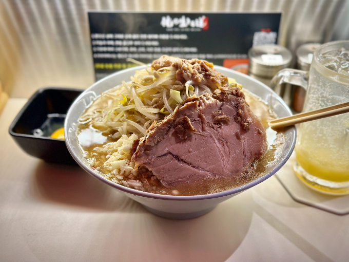 [맛집로드] 압도적 비주얼, 농후한 맛… 마니아 부르는 지로 라멘