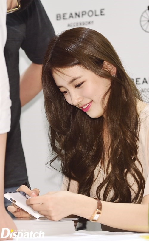 [스타캐스트] 오늘도, 외모는 리즈…수지, 부산에서도 예쁨