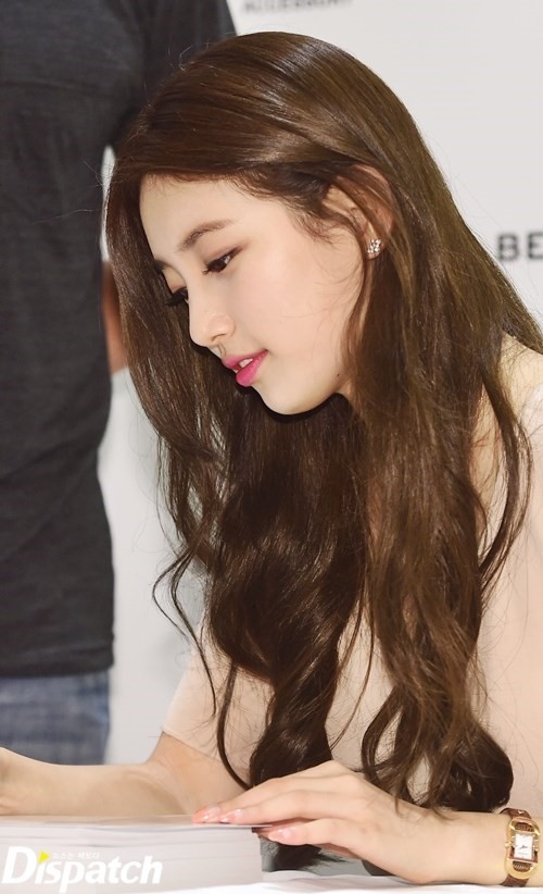 [스타캐스트] 오늘도, 외모는 리즈…수지, 부산에서도 예쁨