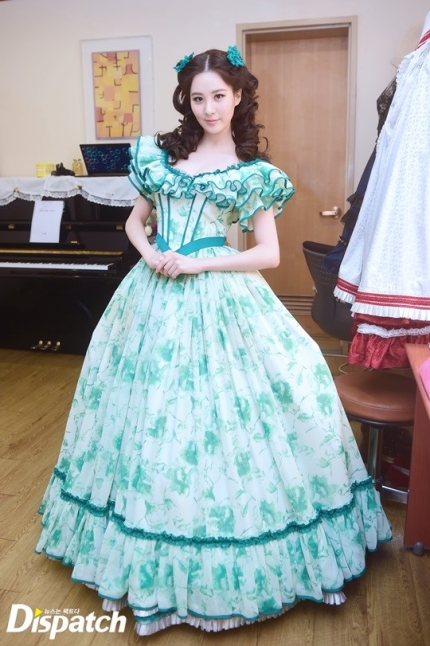 [OTHER][10-11-2014]SeoHyun tham dự buổi họp báo cho vở nhạc kịch mới của cô "Gone With The Wind" - Page 10 143340784_42