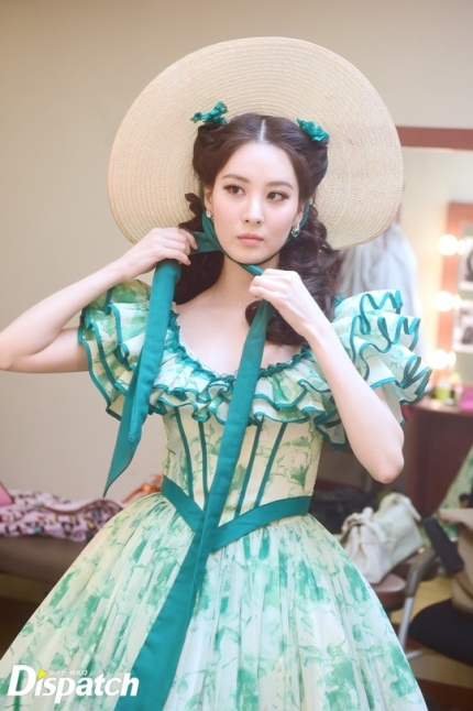 [OTHER][10-11-2014]SeoHyun tham dự buổi họp báo cho vở nhạc kịch mới của cô "Gone With The Wind" - Page 10 143341632_47