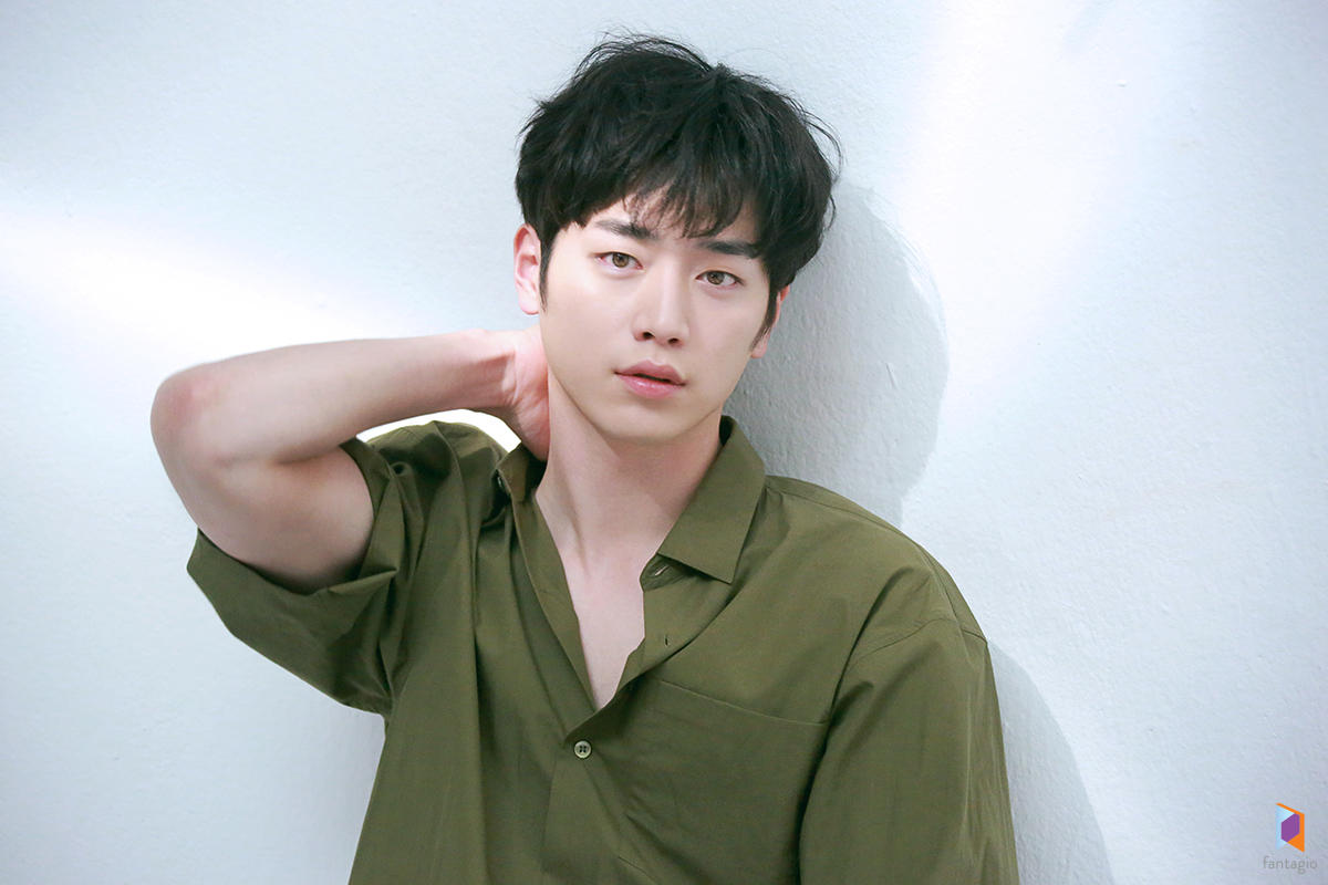 [스타캐스트] ‘봄을 닮은 서강준’의 화보 촬영 현장 단.독.공.개.