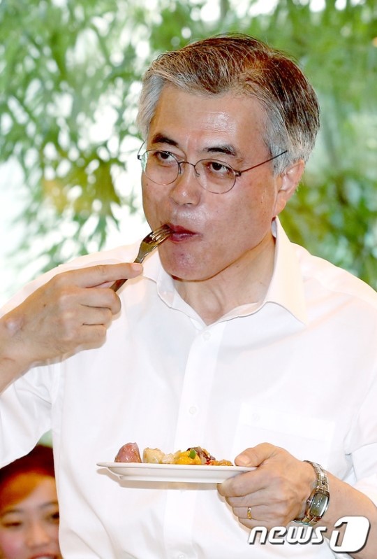 떡볶이 맛보는 문재인 후보