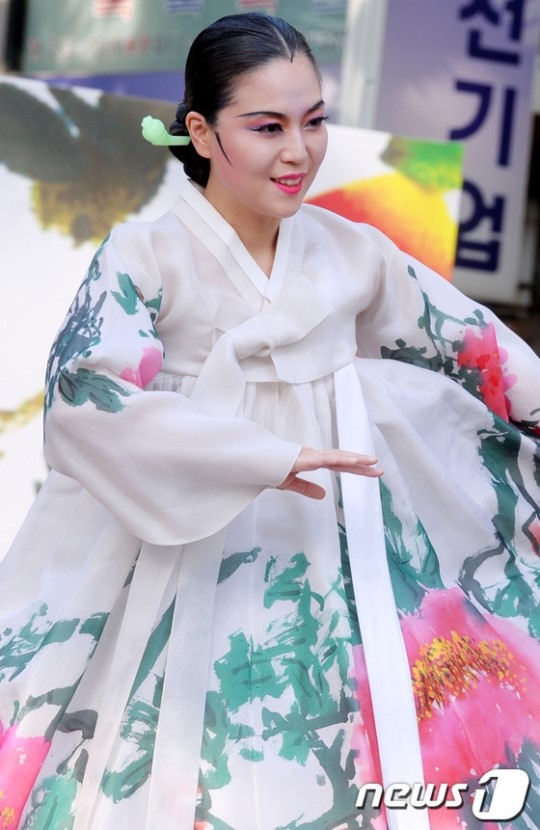 화려한 꽃 수놓인 한복