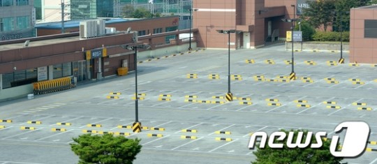 서울 강서구 대형마트 영업제한 재개, 텅 빈 주차장