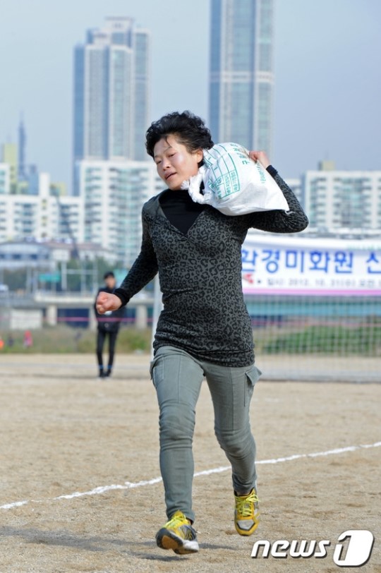 환경미화원 실기시험 치르는 여성지원자