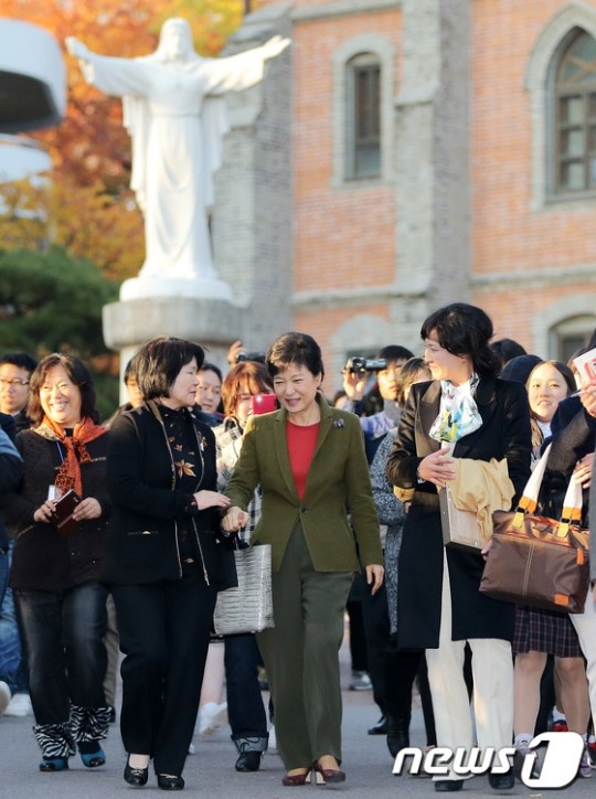 모교 찾은 박근혜, 여고시절로 돌아간 듯
