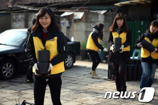 현대아이파크몰, 용산 어르신댁 찾아 연탄 전달