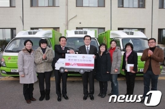 [단신]전남사회복지공동모금회, 푸드뱅크 식품운반차량 전달식