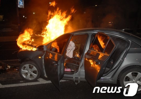 전신주 들이받은 차량 화재 발생