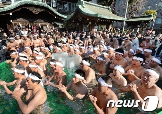 [지구촌화제] 얼음물속에 몸을 담그는 일본인들