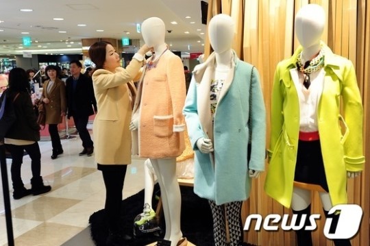 벌써 봄옷 선보이는 여성복 매장