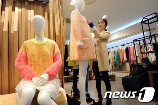 벌써 봄옷 선보이는 여성복 매장