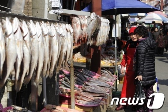 전통시장에 설맞이 할인행사 열려