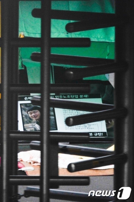 철문 틈으로 보이는 최씨의 관