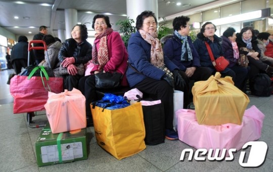 [화보] 보따리 가득 설 역귀성하는 부모님들