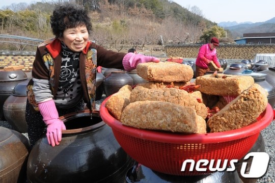 분주한 재래된장 농가