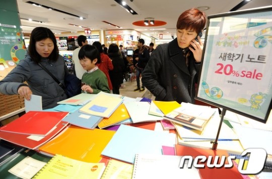 새학기 준비하는 학생과 학부모로 붐비는 대형서점