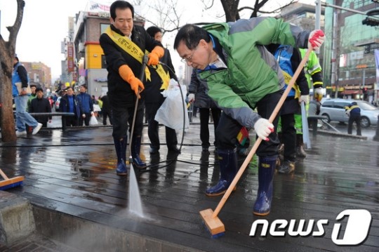 청소하는 박원순 서울시장