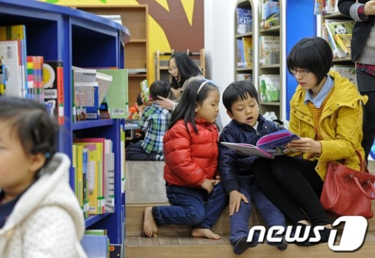 엄마와 책읽으며 시간 보내는 아이들