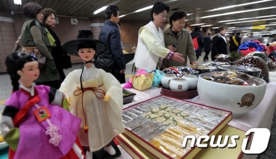 안국역에서 열린 전통혼례음식 전시회