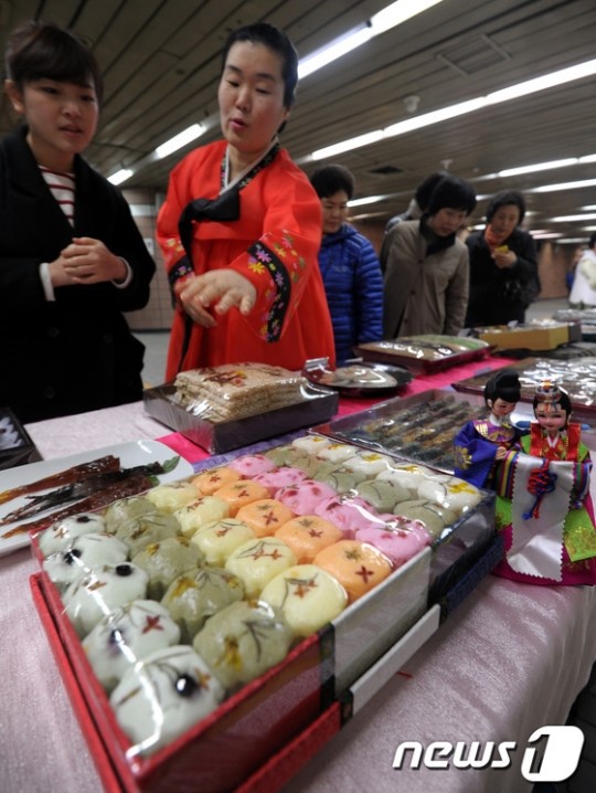 지하철역에서 구경하는 전통혼례음식