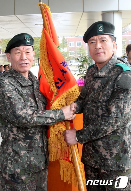 부대기 전달받는 김종찬 신임 국군지휘통신사령관