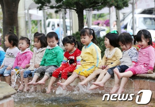 유성온천문화축제, 족욕 체험하는 어린이들