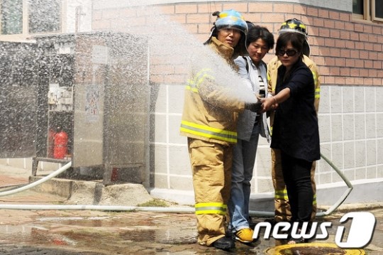 시원하게 뻗어나가는 소화기 물줄기