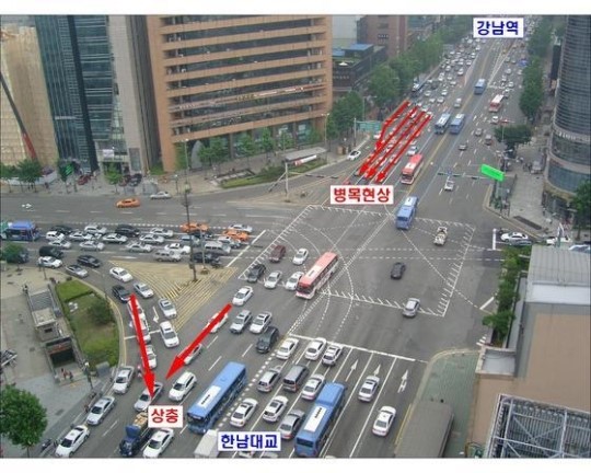 직진차로 1개 늘려 신사역사거리 병목 해소