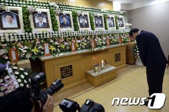 박원순 시장, 노량진 수몰사고 합동분향소 조문
