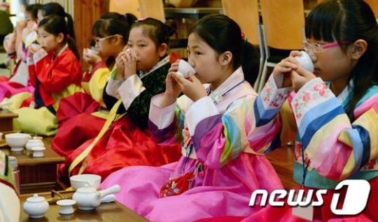 전통 다도 통해 예절수업 받아요