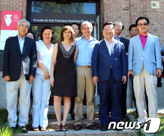 문용린, 스페인 도예학교 방문