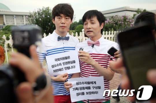 취재진 질문 받는 김조광수-김승환 커플