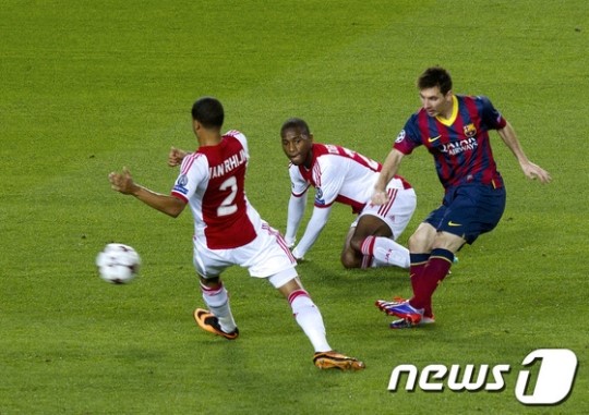 [UCL] 바르셀로나, 4-0 대승…메시 해트트릭