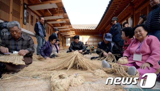 한옥 아래 전통 짚풀공예