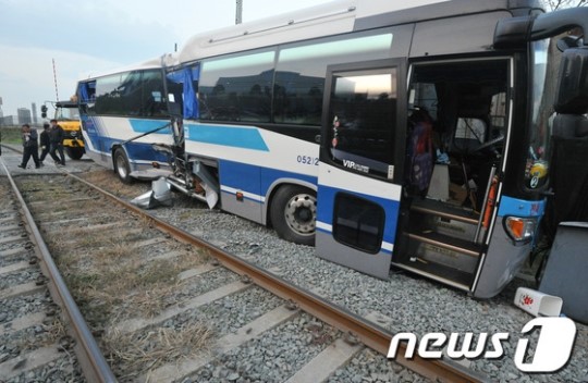 울산서 화물열차와 버스 쾅